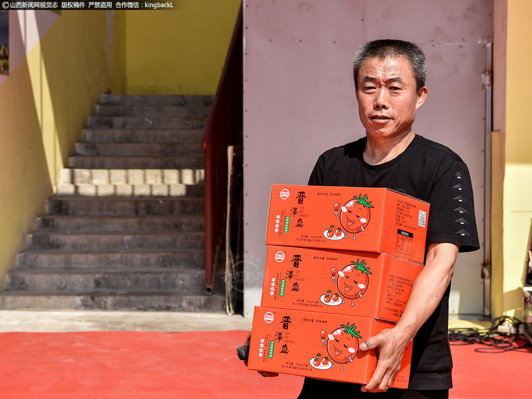      据公司人员介绍，今年投产以后先做的是西红柿酱，下一步还计划做辣椒酱，以后还要开发小杂粮，还有小杂粮的种植，包装销售和小杂粮新产品，把盆子坡村的品牌继续推向全国。