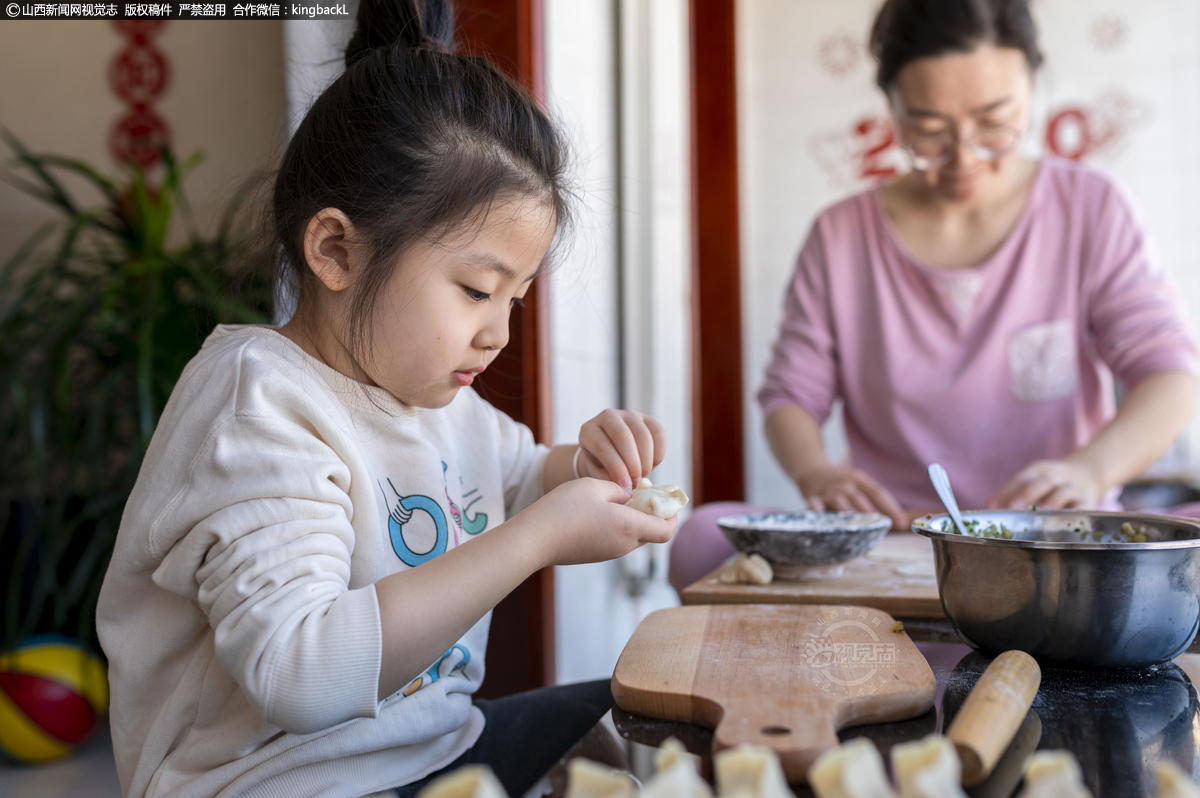      2020年2月15日，闺女认真学着包饺子。疫情期间全民居家隔离，一家人每天在手机App上解锁各种做饭技能。