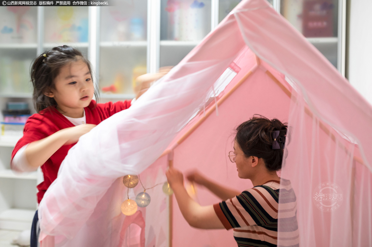      2020年3月9日，女孩子都有一个公主梦，期盼已久的公主帐篷终于到了，宝贝和妈妈一起安装起来。