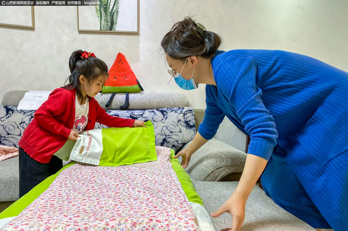      2020年5月27日，终于要开学啦，由于好长时间没有去幼儿园了，闺女十分想念幼儿园里的老师和小朋友，非常期待能早点去幼儿园，宝贝和妈妈一起准备开学用品。