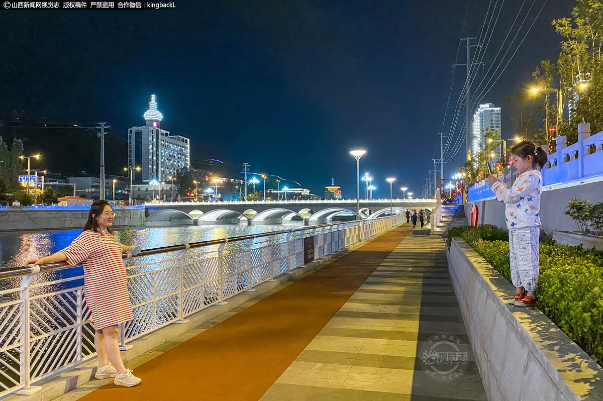      2020年7月8日，吃过晚饭，一家人出去散步，夜晚的景色很美，小小摄影师要给妈妈拍一张夜景照，摆了无数姿势才符合了小小摄影师的要求。