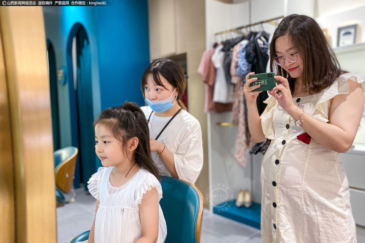      2020年7月19日，全家人陪着孕妈一起拍美美的孕妇照。生命在孕育的过程中十分神奇，记录下这美妙的一刻，留住最珍贵的回忆。