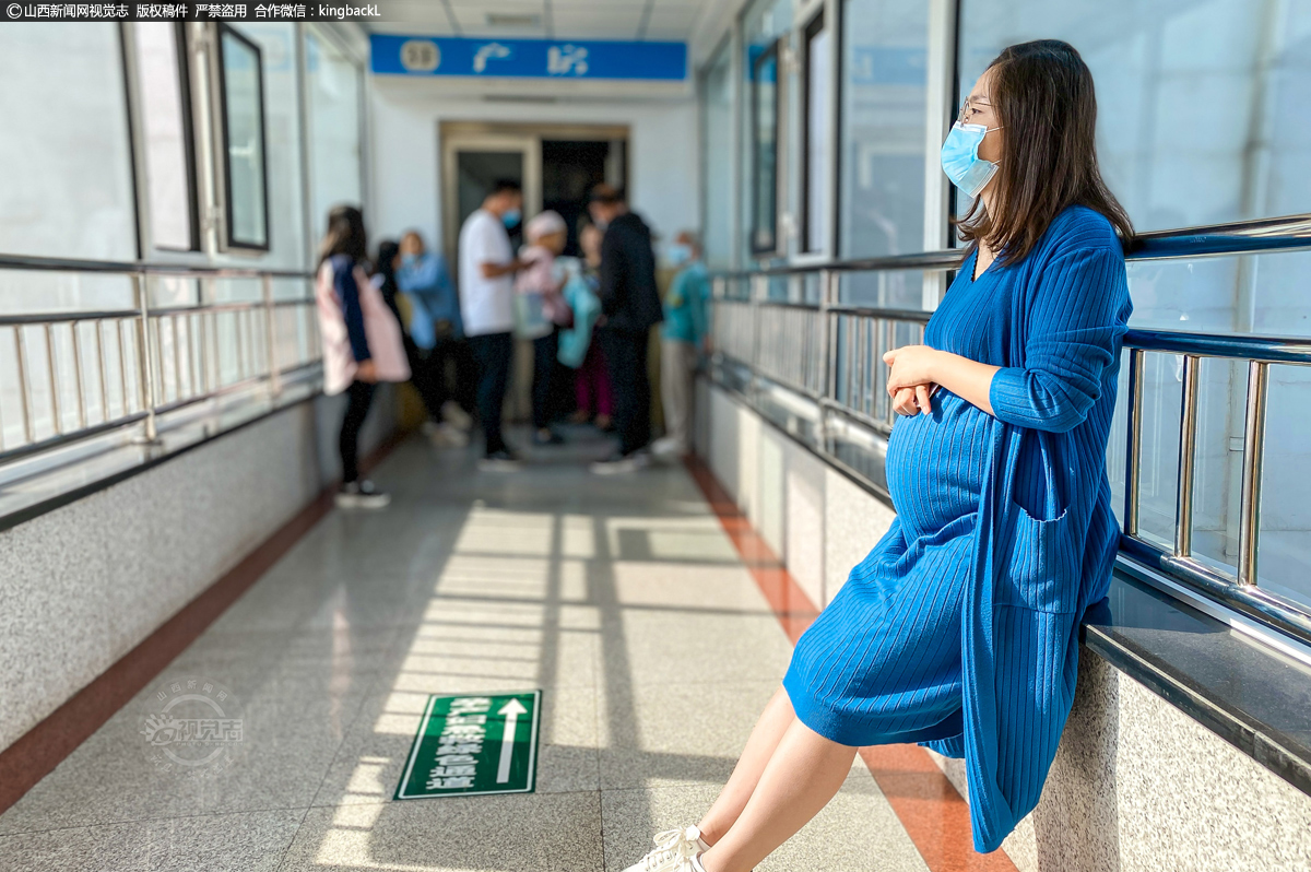      2020年9月18日，到预产期了，肚子里的宝宝好像不想离开妈妈的肚子，目前还没有任何反应，孕妈在产房外等待医生。
