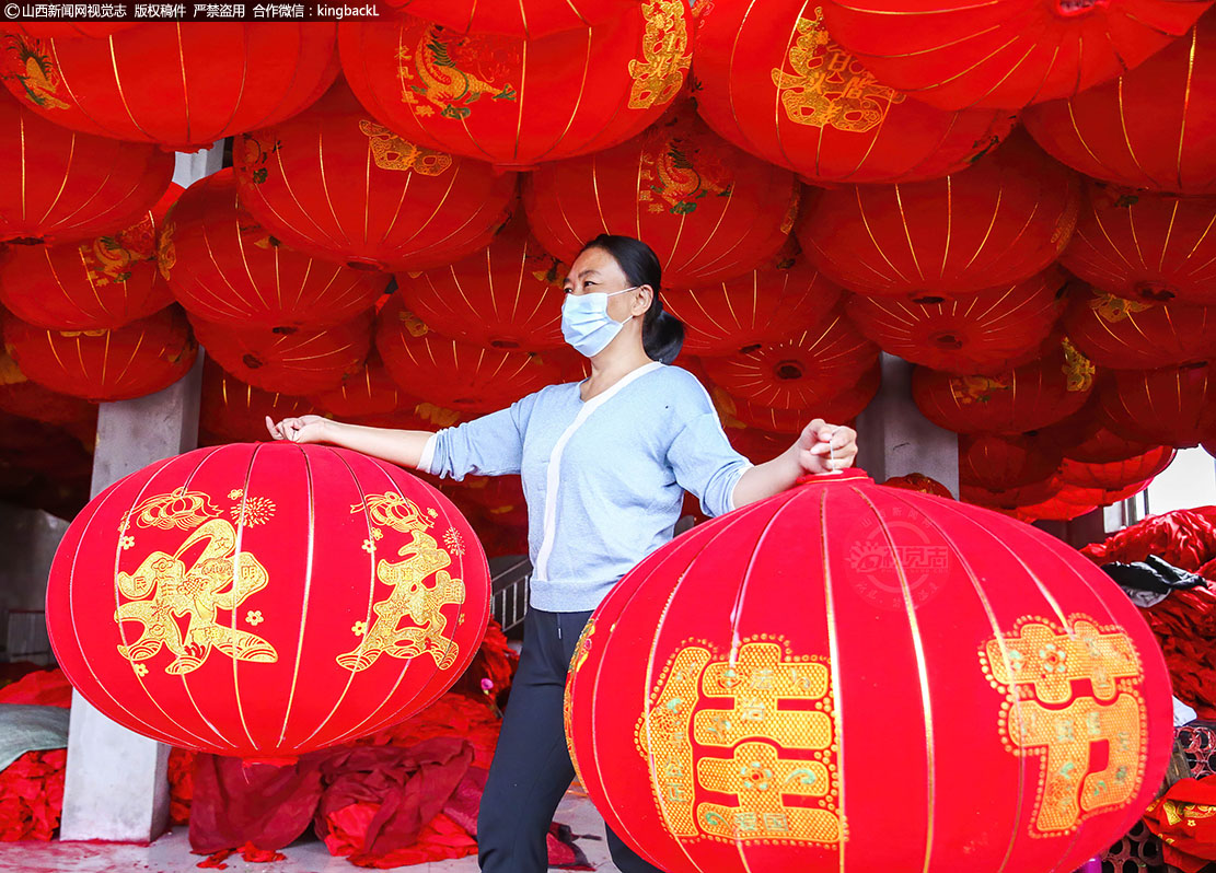      据村民马长江讲，他家灯笼厂今年将制作30余万对红灯笼，销往全国各地，预计可增收三十余万元。通过制作灯笼，他们不仅富了起来，生活也更加充实。