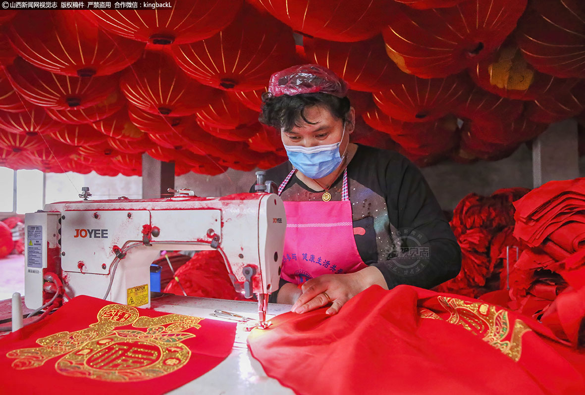      每到逢年过节，园区就会有源源不断的订单，制作好的灯笼从这里运往全国各地。目前，园区内有灯笼制作有限公司2个，合作社1个，年产量在800万对以上，人均收入万元左右。