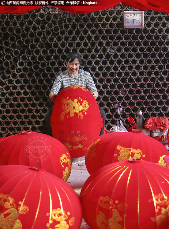      加工灯笼制作不仅为当地村民提供了就业岗位，也富裕了当地村民，人们被火红的灯笼，照亮了好日子。