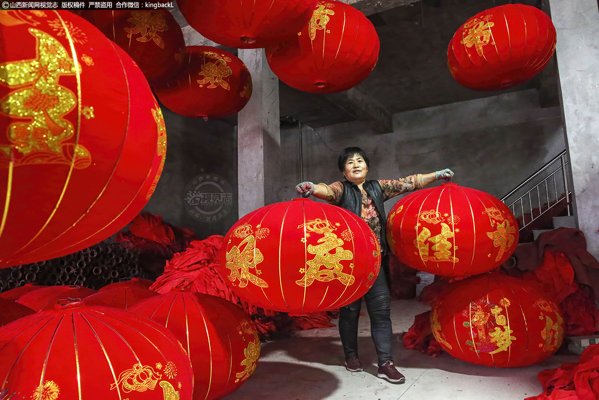      上世纪90年代，杨赵的灯笼制作有了质的飞跃，从传统的硬灯笼制作转变为现在可折叠的软灯制作，用途也由实用照明演进发展成供欣赏的、具有文化品位的红灯。