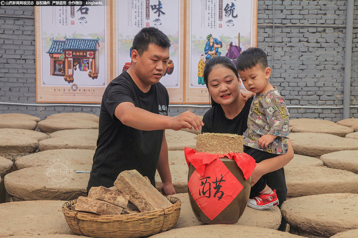      封缸泥是采用的小麦秸秆和深层土壤拌和而成的，纯粮固曲法只允许使用纯粮制作的大曲，此法所酿产品具有酸味浓郁、柔和适口、久存不变质的特点。
