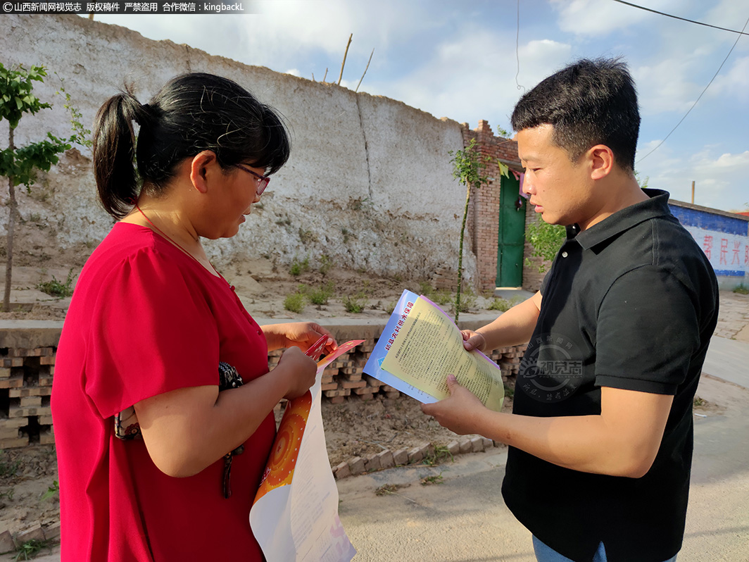      为了精准扶贫帮扶牛居村，当地军休所出台激励措施，大力支持村两委和贫困户通过产业增收。工作人员孔祥文向贫困户介绍窑洞蘑菇种植项目，动员贫困户通过蘑菇种植增加收入。