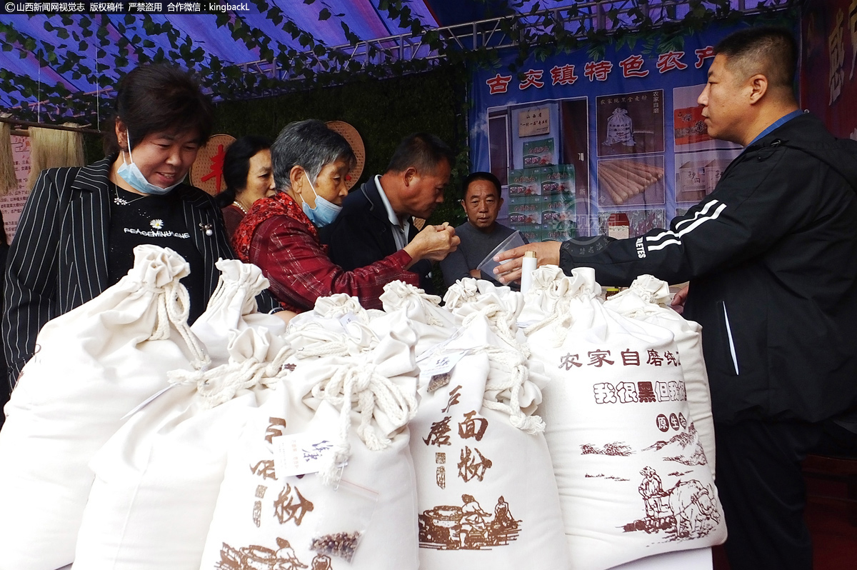      功夫不负有心人，金秋扶贫决胜时刻，扶贫“黑小麦”终于历经从河北到山西，从田间到扶贫车间，从扶贫车间石磨机.....磨出香喷喷黑面粉，不但与消费者面对面了，还在刚刚结束的山西省第七届蔬菜产业大会上一炮打响了，才亮相就被抢购一空。