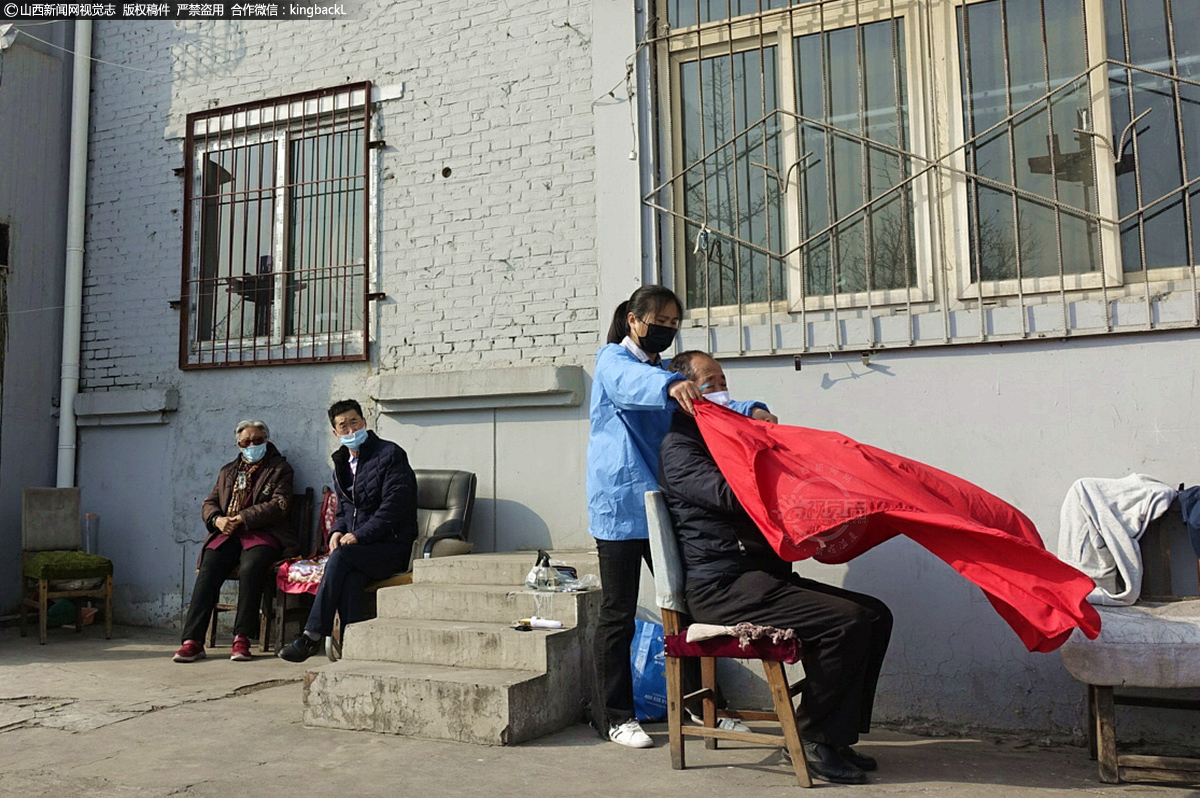      师进平，家住义井三巷的老旧小区里，几年前她经常看到很多小区里老人出入不便，理发成了他们的烦心事，于是师进平就专门为老人们理发，五元一次的价格，一理就理了许多年。（■山西新闻网特约摄影师：郝仁喜）