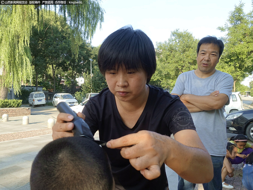      现在，师进平的街头理发成了一道独特的风景线。师进平讲，这样简易的流动理发摊不仅帮助了有需要的老人小孩儿，也让她的生活充实起来。