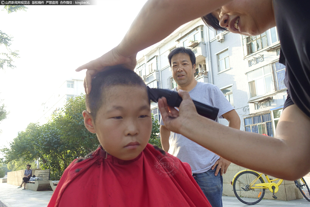      如今，小区附近的孩子们也成了她的服务对象，经常会有一家老小扶老携幼，同时来理发。小朋友们理发最容易哭闹，但师进平总会亲切的逗着孩子，让孩子放下戒备，乖乖理发。