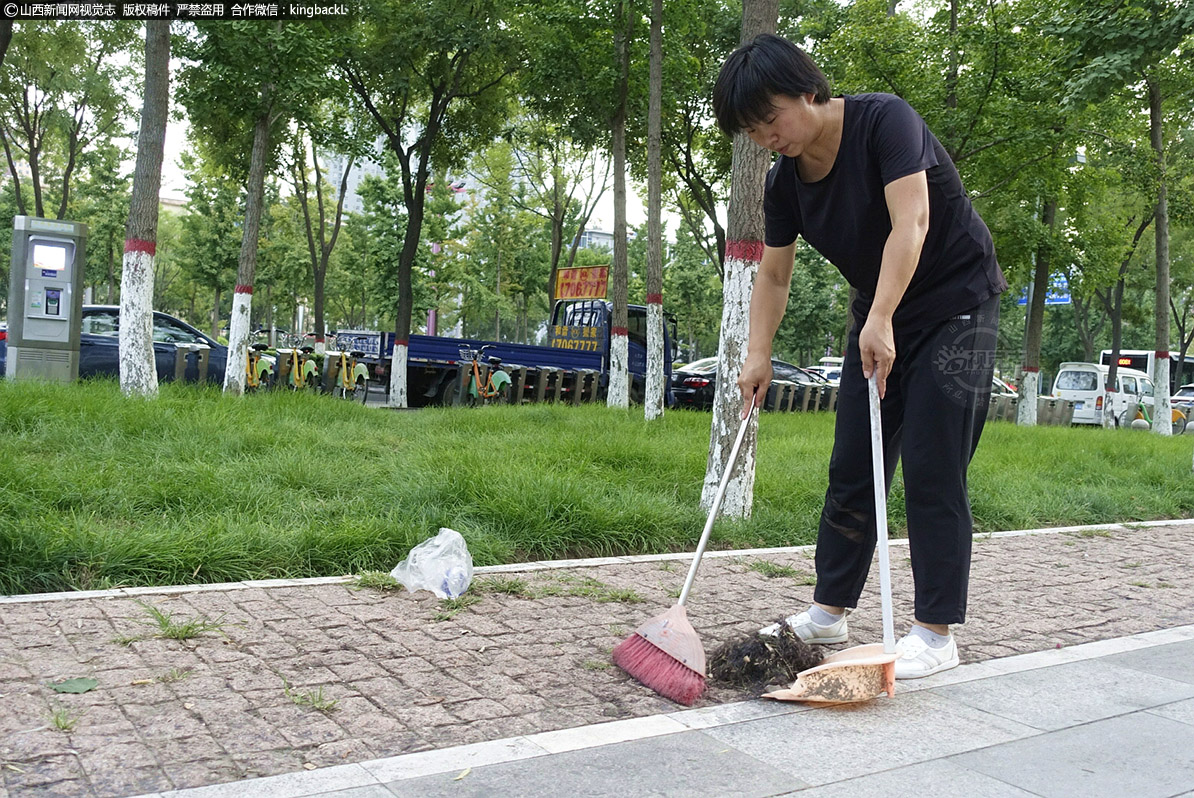      每次理发完，师进平总要把毛发垃圾等打扫干净，保持环境卫生，并且把笤帚簸箕，放在固定的位置，她说不能因为这些毛发影响小区的环境，环卫工人也很辛苦。