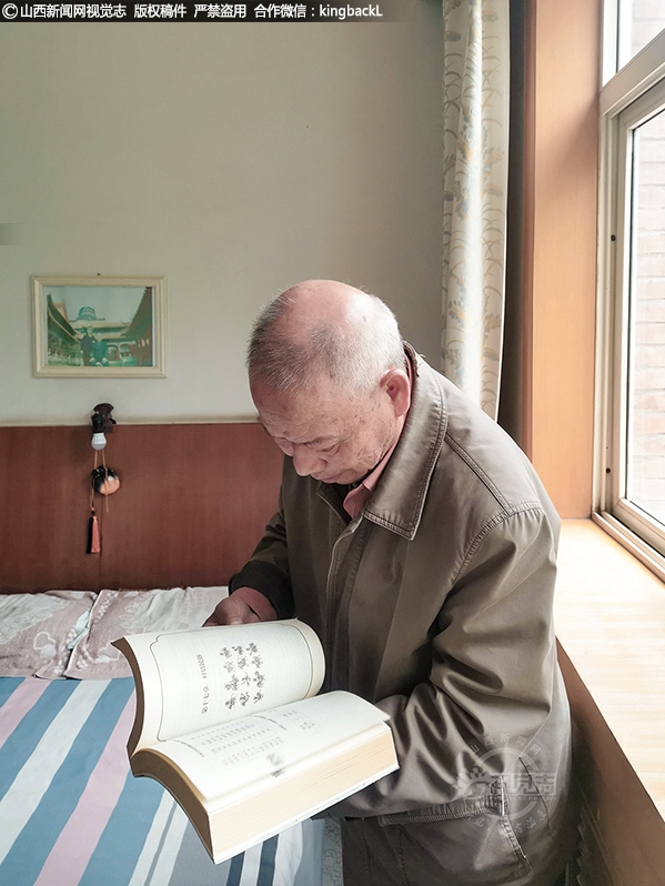      1941年出生的焦福全，是长治市史家庄村人。由于家贫，他读完小学就辍学了。当时，年仅15岁的他就回到村边劳动，期间，还曾担任扫盲民办教员。后从事过建筑小工、绘图、高炉维修、测绘、司机、汽车维修等工作。由于他勤学专研、吃苦耐劳，在工程机械汽车方面有技术和研究，加之有过人的组织管理能力，1983年，他被调到长治市市政管理处机修厂任厂长。(■山西新闻网特约摄影师：南志平)