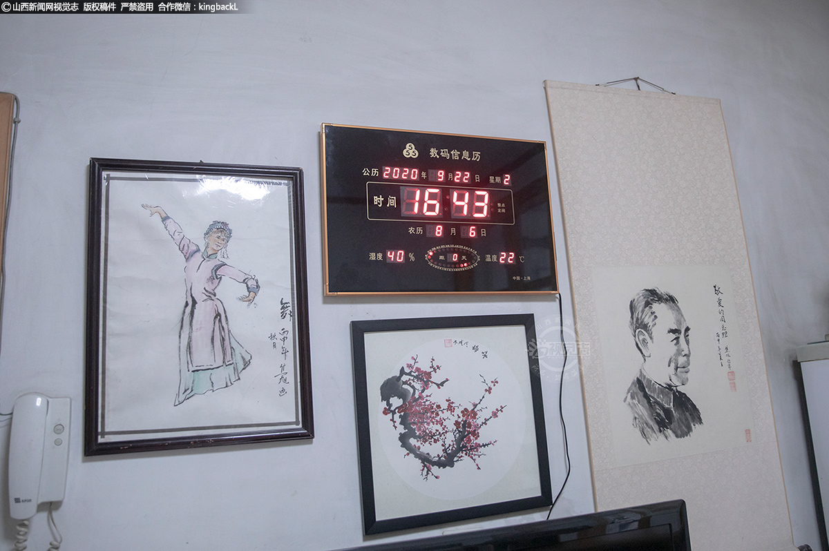      客厅的墙上挂满了他的绘画作品。退休后，他把大部分精力用在烫画上。他的作品被广大爱好者喜爱和收藏，有的还被德国收藏家青睐。他多次参加画展，其事迹和作品经多家媒体报道后，他成了长治市的烫画名人。