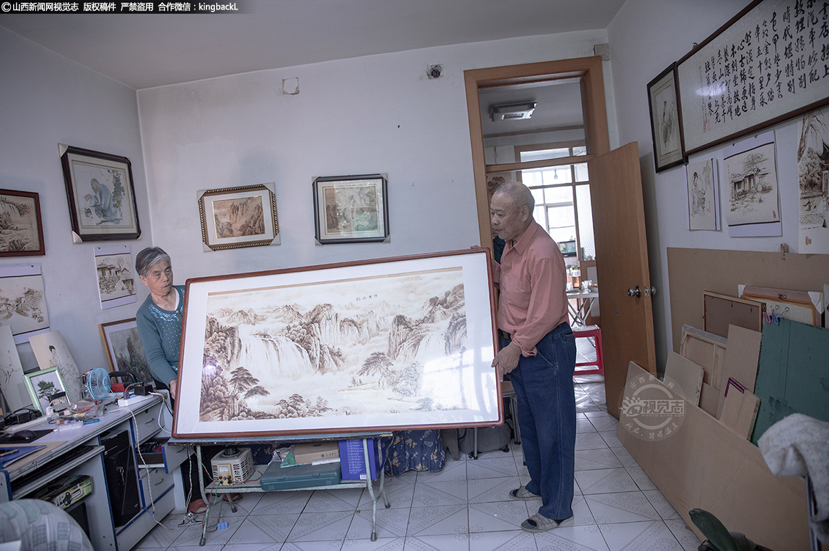      这张近两米的烫画，图案清新、美观大方。作品幅面非常大，烫画时整个胳臂要伸展悬起来，还要探到很远的地方烫作，一不小心就会前功尽弃。