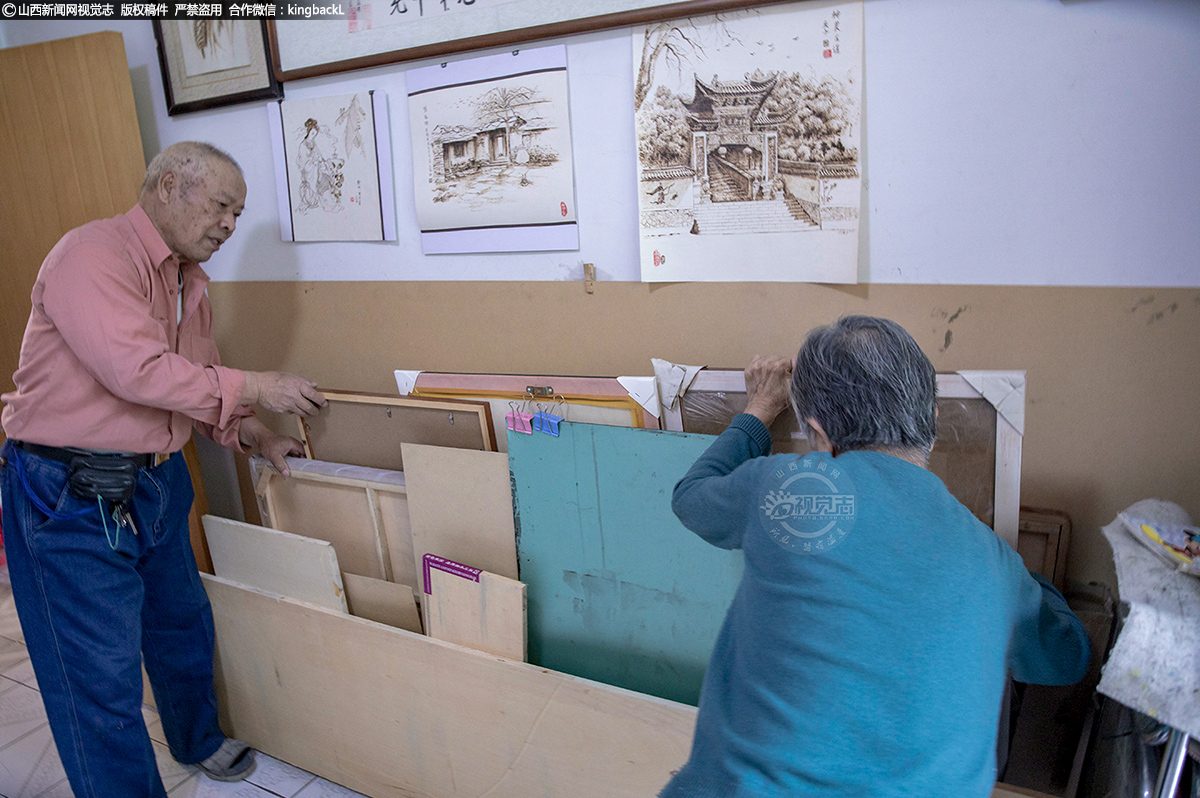      小屋东墙下，放着各种画框以及制作画框的材料。焦老师的老伴和他年龄相近，退休前是八一路小学的教师。老伴非常支持他的烫画事业。