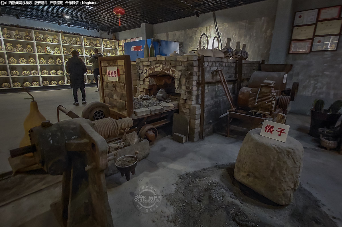      “一坩”是精选采挖粘土（坩子），将其运回露天场地风吹日晒进行风化，讲究沉淀一年。“二压”是粉碎坩子块粒，俗称“偎土”。将坩子摊在坚硬的石板上用石磙碾压，在许多村庄内的荒草丛中，常能见到形状独特的圆形石磙。