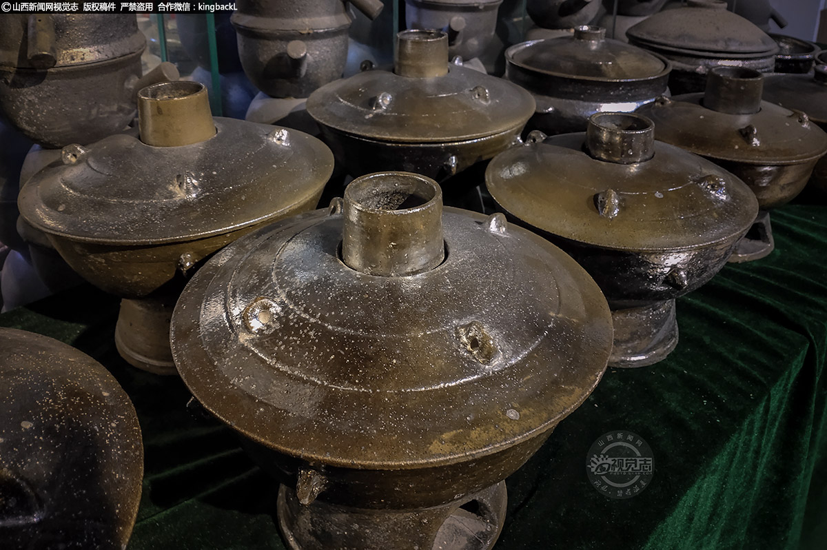      平定砂器最显著的特点就是其实用性。因此，它自诞生以来，其“艺”是在使用中去品的；其“用”则体现得淋漓尽致，正如民谚所道：“烧饭不变色，炖肉不变味，煎药不变性。”
