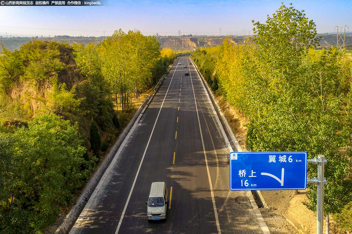      树木虽然茂盛，却不会遮挡天空；道路虽然弯曲，视野却依然开阔；两旁虽然层林尽染，路面上却一尘不染。