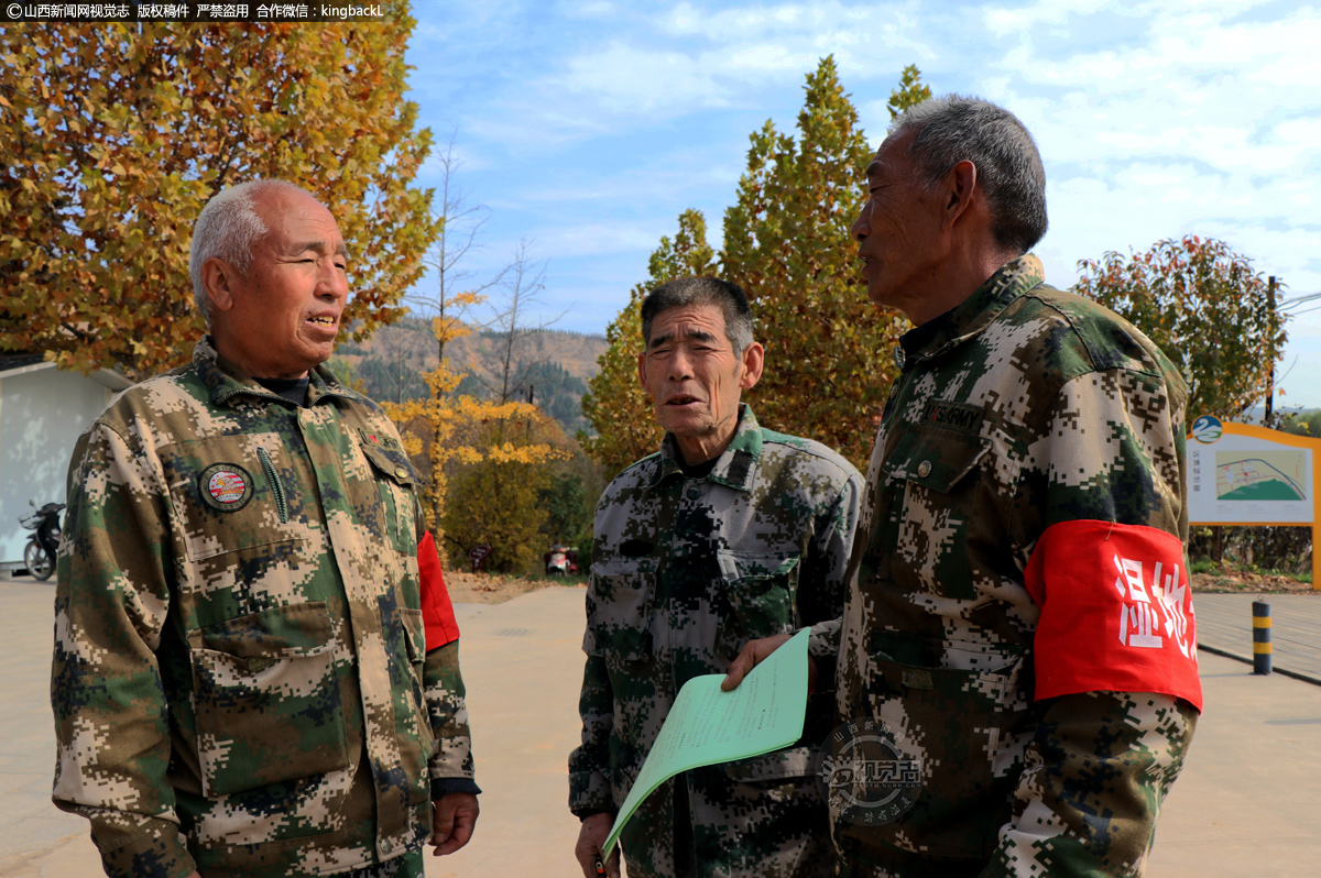      魏精义、田志明是老何的同事，每天的巡护三人共同分担。老魏略懂兽医技术，经过当地政府系统培训后，还承担着救治天鹅的基本工作。闲暇之余三人经常结伴在广场上为游客耐心讲解天鹅的习性，不厌其烦的一遍遍叮嘱观赏天鹅的注意事项，碰上外地游客和摄影爱好者，三人说着一口质朴的平陆普通话为他们介绍沿岸的风土人情。