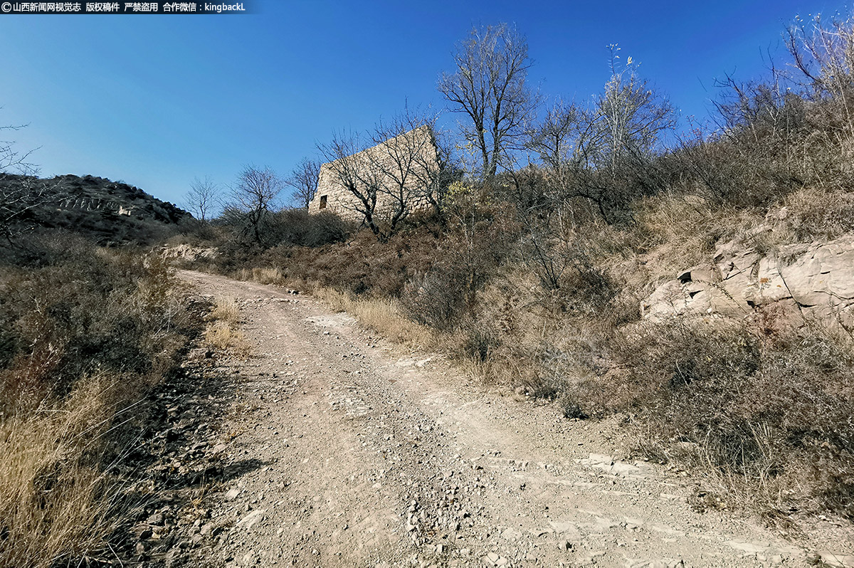      在群山之间，一条由西蜿蜒而来的古道穿过关内东西两道大门向东蜿蜒而去。这条上党通往平阳的古道，曾是兵道、官道、驿道，也曾是商道、盐道、茶道。