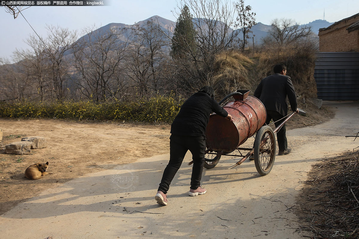      王尹村是个小山村，当地坡多路陡，周胜利送水始终离不开小菊帮忙推车，两人就这样相互扶持，相互支撑，走过了这几年的送水之路。