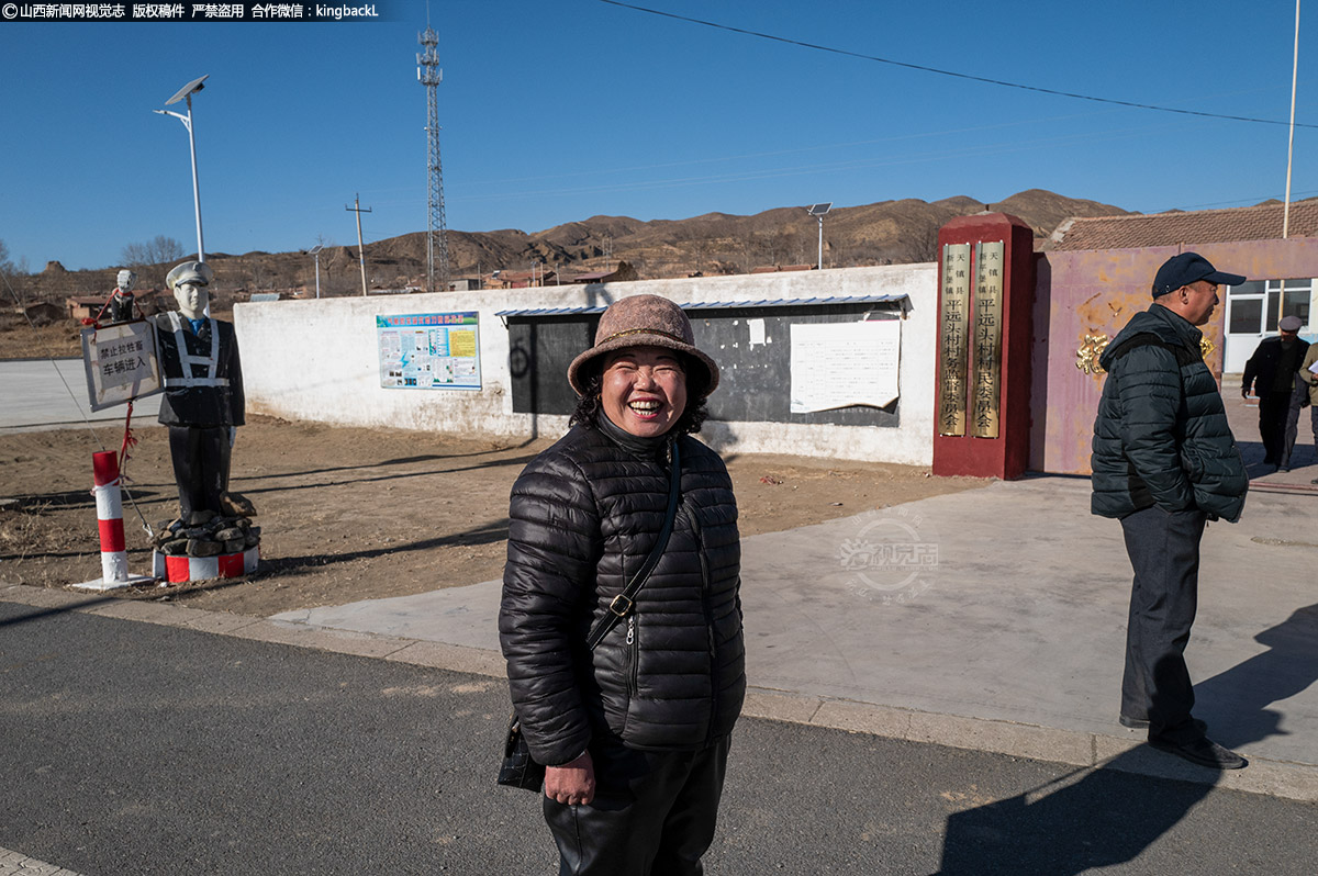      从乡里开会回来，苏林鱼的脸上带着笑容。周围人都说，她是一个乐观的人。多年来，她用劳动务实、乐于助人的精神，在村里树起了致富的旗帜，成为当地村民学习的好榜样。