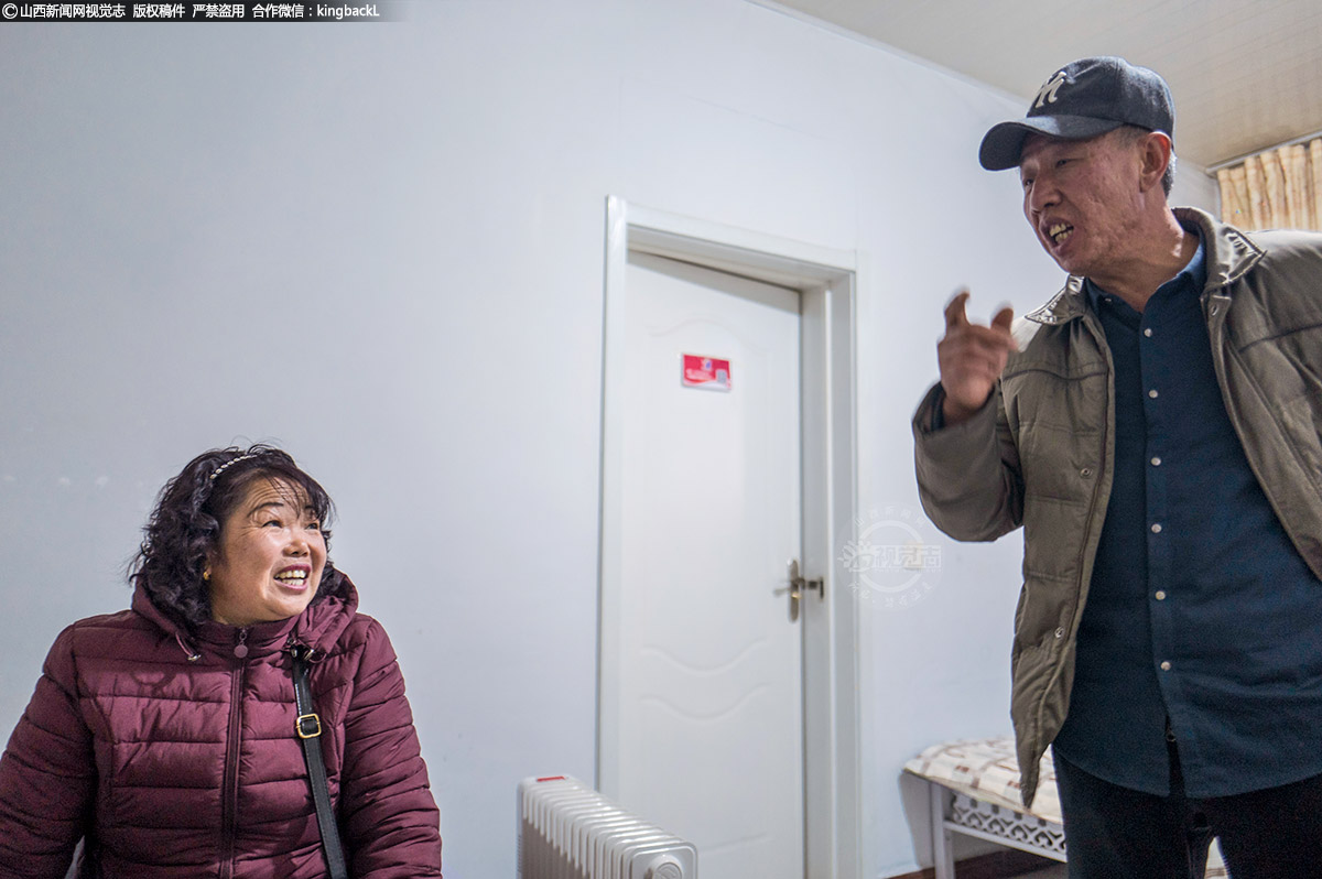      来到村委会，驻村第一书记与她以及其他村干部交流工作，一起为农村谋发展。驻村帮扶以来，驻村第一书记和村两委干部常常商讨研究，根据贫困户自身情况，落实政策，帮助制定脱贫计划，解决实际困难。