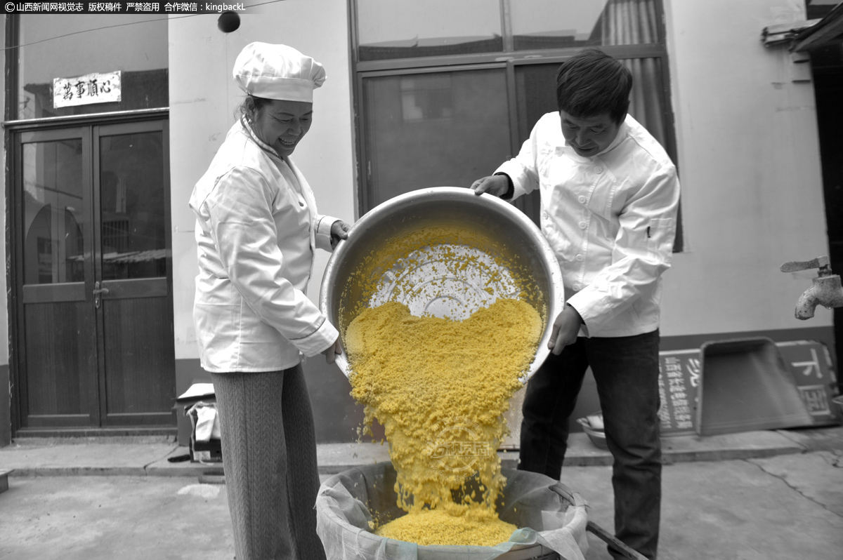      张三润制作枣糕的小米采用的是被誉为“谷子之乡”——武乡县五里坡村的小米，颗粒饱满，而且有淡淡的粮食清香。图为张三润和李应芬将淘洗完的小米控干水分。