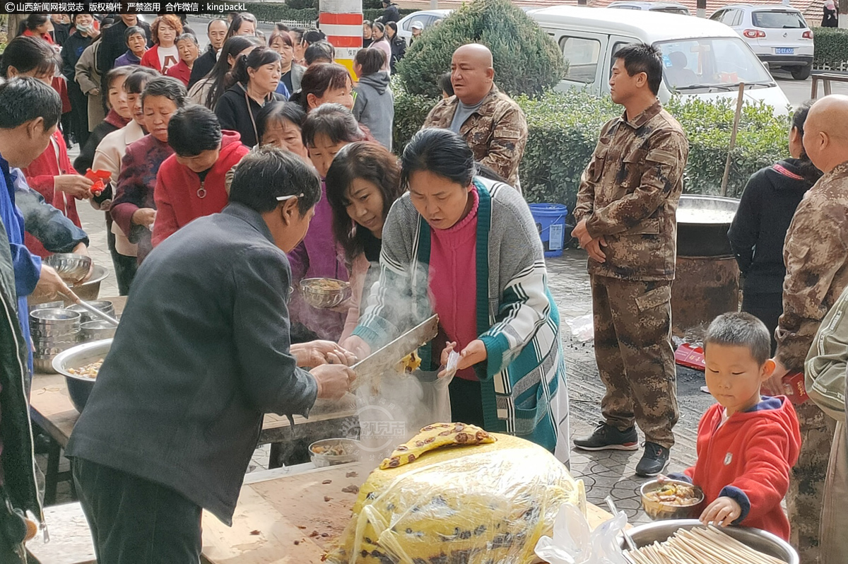      武乡枣糕是武乡经济实惠的一种民间小吃，很受当地人们喜爱。是民间婚丧嫁娶、生日、满月、暖房、祝寿等事主食，也多见于集市、饭摊。