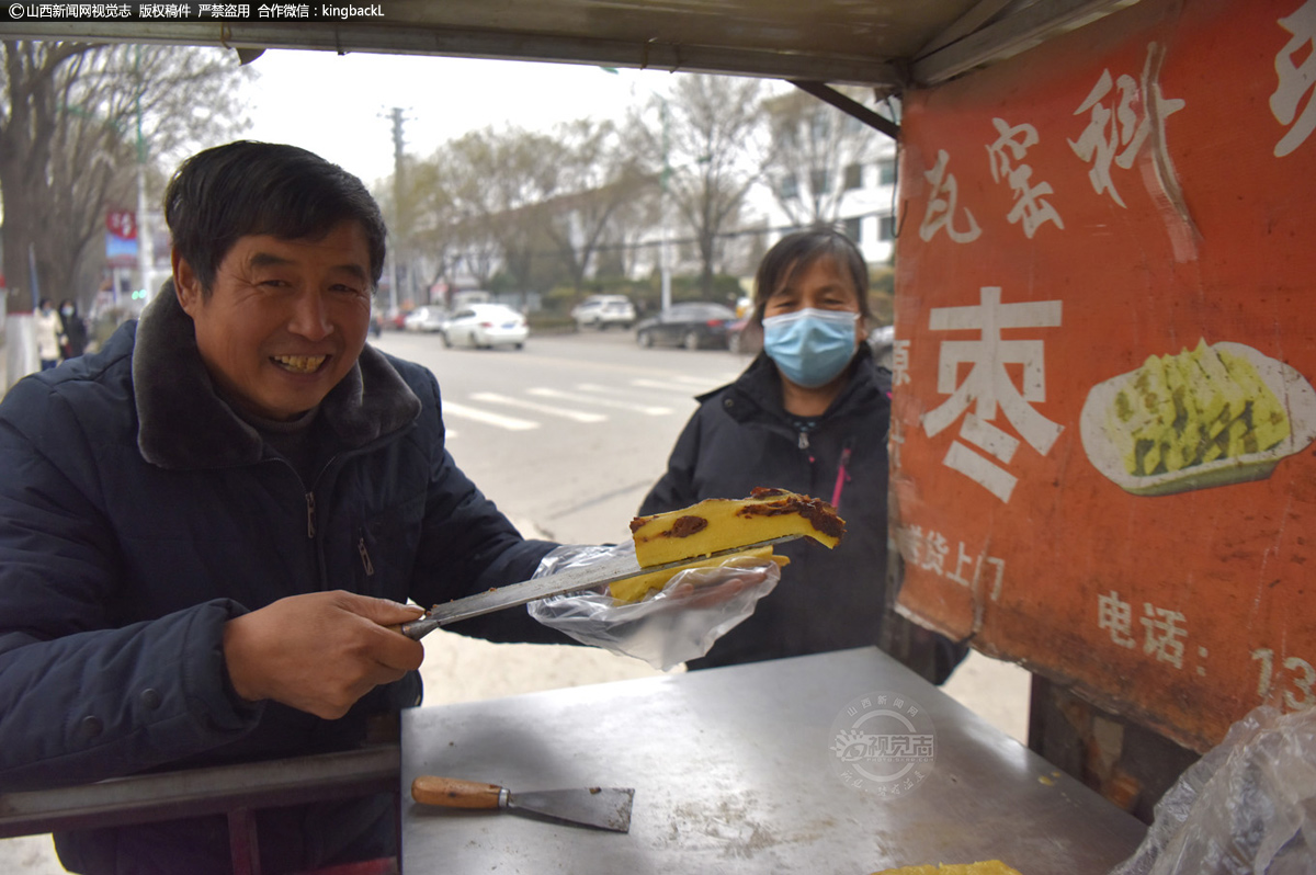      武乡枣糕是武乡当地一种独有的地方小吃，清到民国时期，曾蜚声于并州、平遥、太谷、潞安等地。枣糕距今已有300多年的历史，具有质软、色黄、味甜、利口之特点。用黄米面、玉面和大枣，使用传统工艺方法蒸制而成。
