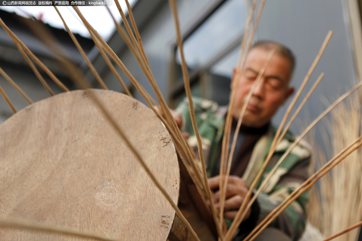      柳编主要原材料柳条具有柔软易弯、粗细匀称、色泽高雅的特点，通过新颖的设计，可以编织成各种朴实自然、造型美观、轻便耐用的实用工艺品。随着产业不断发展，产品不断创新，会有更多的新颖实用美观的柳制品展示在大家的面前。