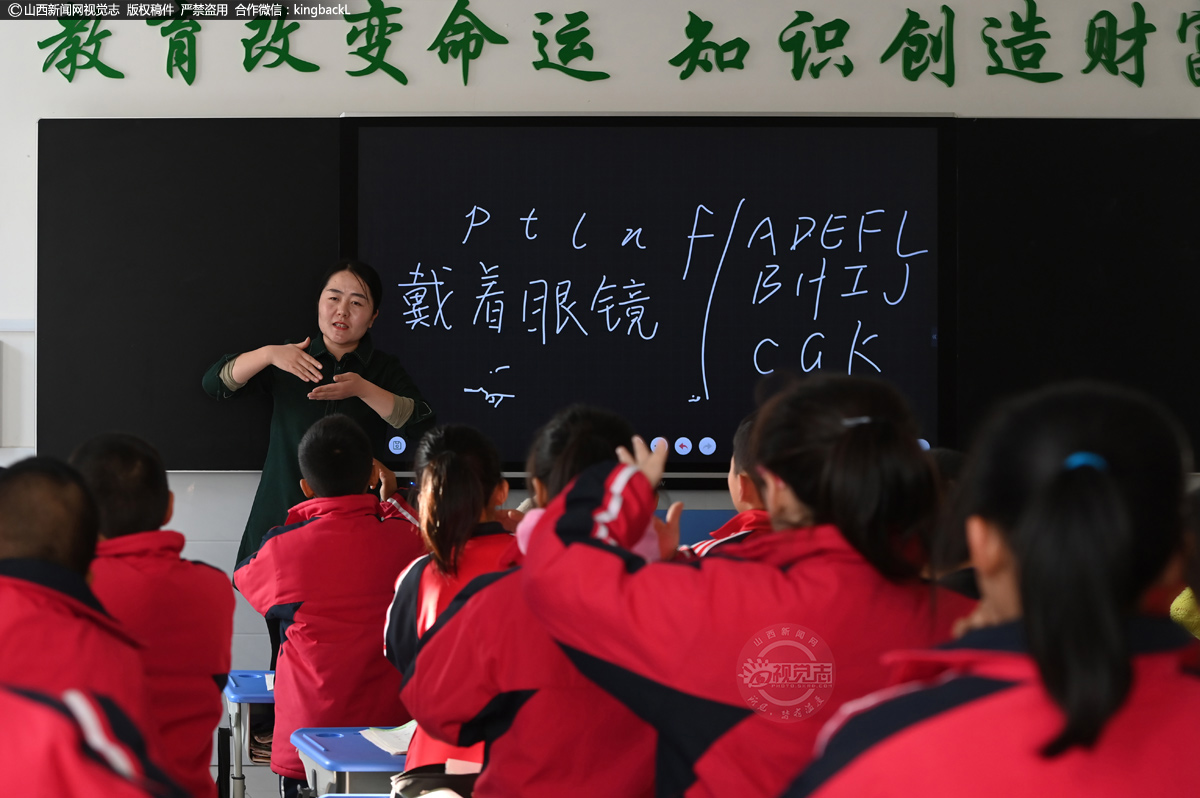      当前， 该县脱贫攻坚取得重大胜利，为响应国家号召，切实解决附近老百姓后顾之忧，学校承诺，每天下午放学后给小学跑校生免费辅导1小时家庭作业，对一些偏科学生进行有针对性的免费辅导。