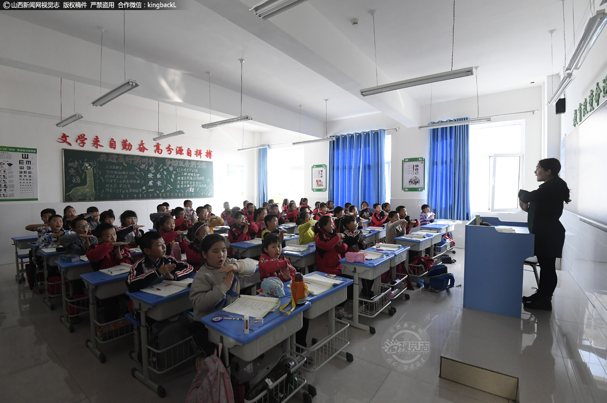      学校教师全部为临县高级中学在编教师，两校区教师统一管理、优化组合、合理搭配、两头兼课，以保障柏林苑学校教师质量。