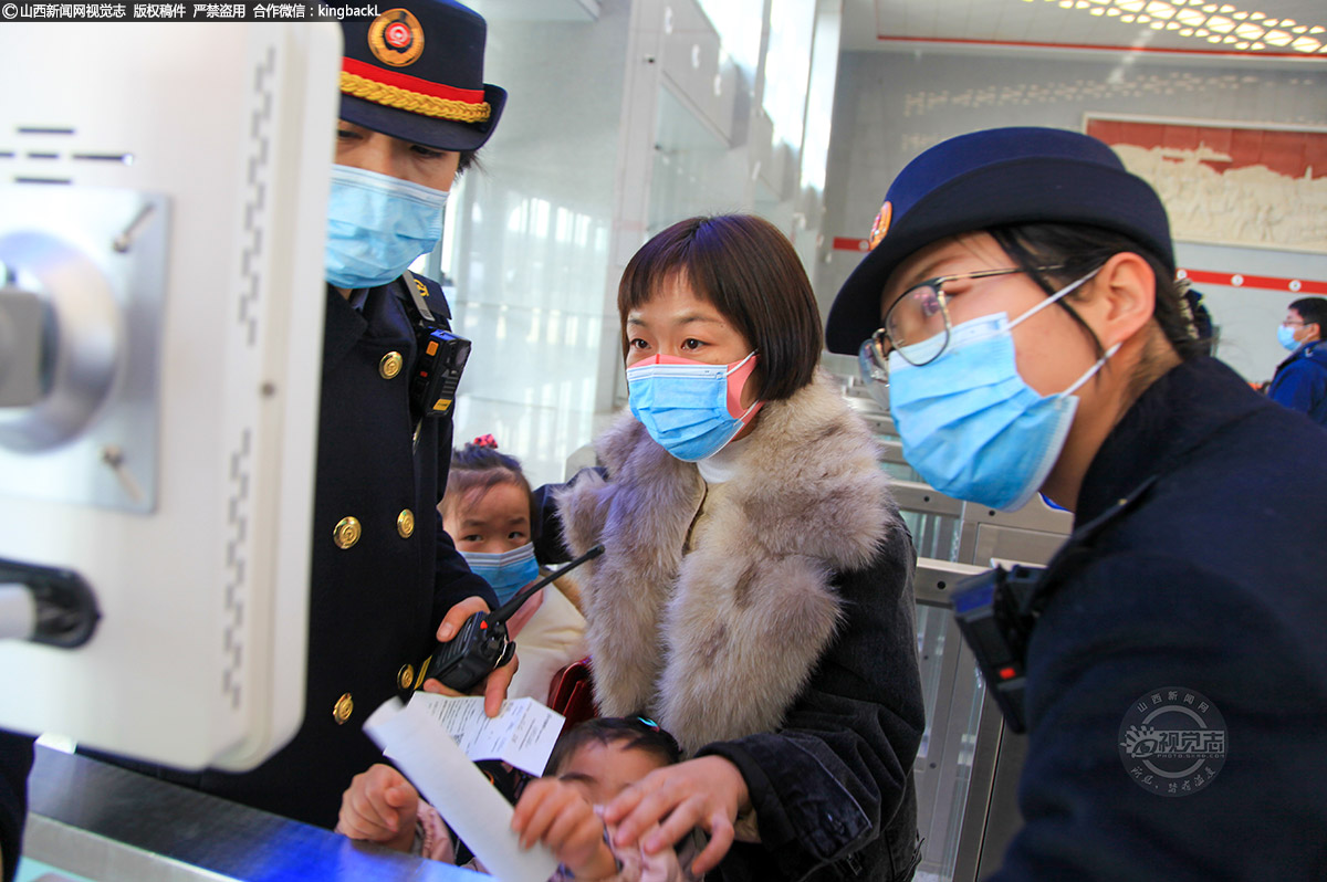      一名乘客进行人脸识别通过闸机检票进站。“无纸化”车票推广以来，乘客凭身份证在铁路12306官网、手机端或自助购票机购票后，通过刷“证”即可完成人证核验，然后进入安全检查、检票进站乘车等环节，无需纸质车票，一张身份证就可以完成通行过程。