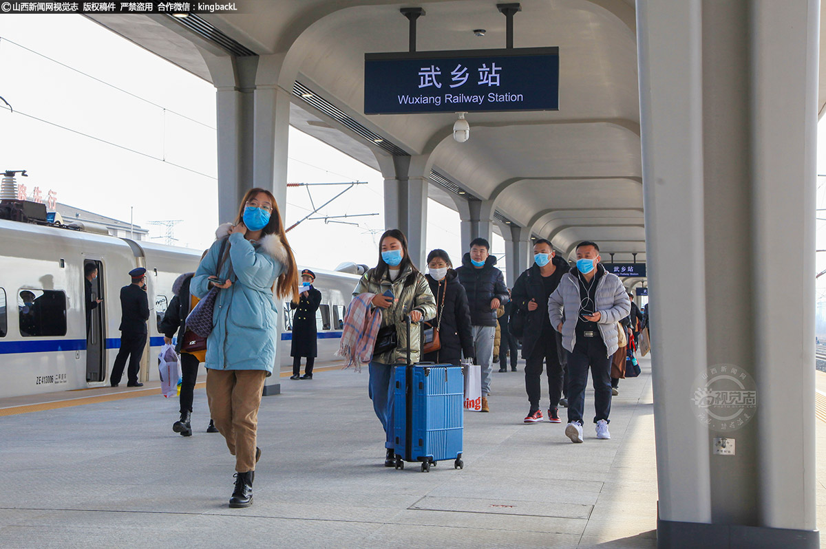      12月12日中午12时44分，随着首批旅客从D4621列车走出郑太高铁武乡站，革命老区武乡县也正式宣告进入了高铁时代！郑太高铁全长432公里，线路北起山西省会太原市，南至河南省会郑州市，是我国“八纵八横”高铁网中呼和浩特至南宁通道的重要组成部分。（■山西新闻网特约摄影师：李勇）

