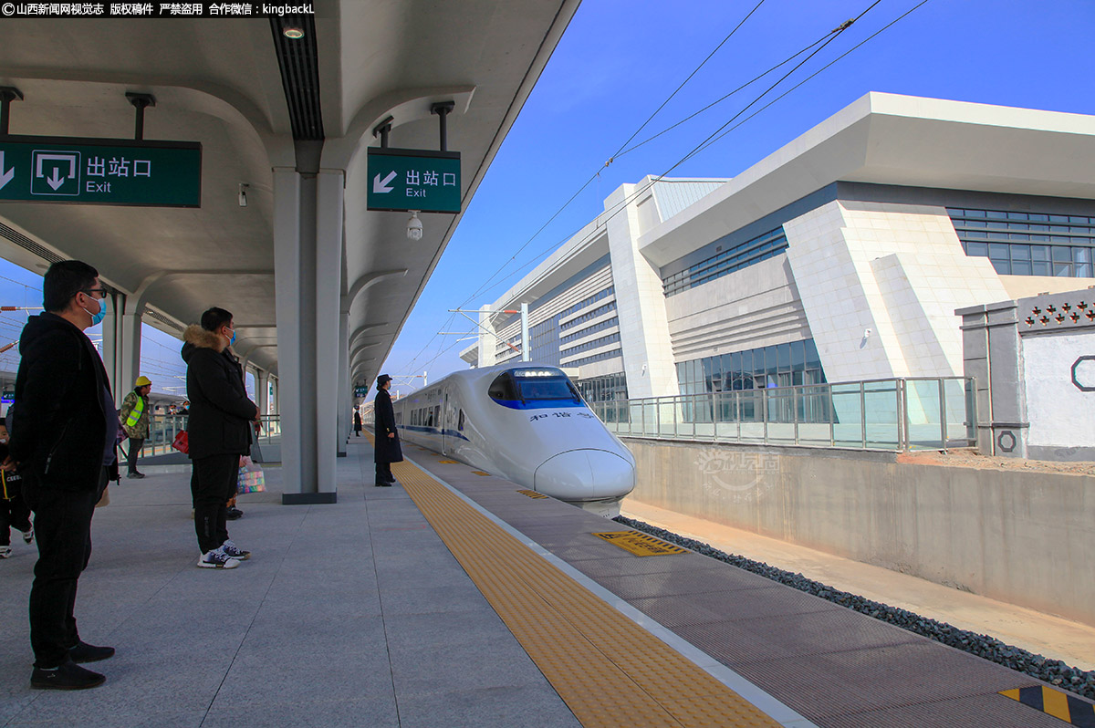      D4621缓缓驶入站台，武乡迎来首列高铁停靠。高铁开通了，武乡老区人的出行更加方便快捷，老区人的视野越来越宽广，生活的半径越来越大，高铁带给老区儿女的惊喜也将越来越多。
