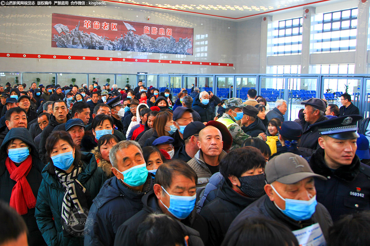      高铁开通，武乡老区人民热情高涨，站内人山人海，有的人打算体验高铁，有的人带着家人前来参观高铁站，感受老区发展新变化。