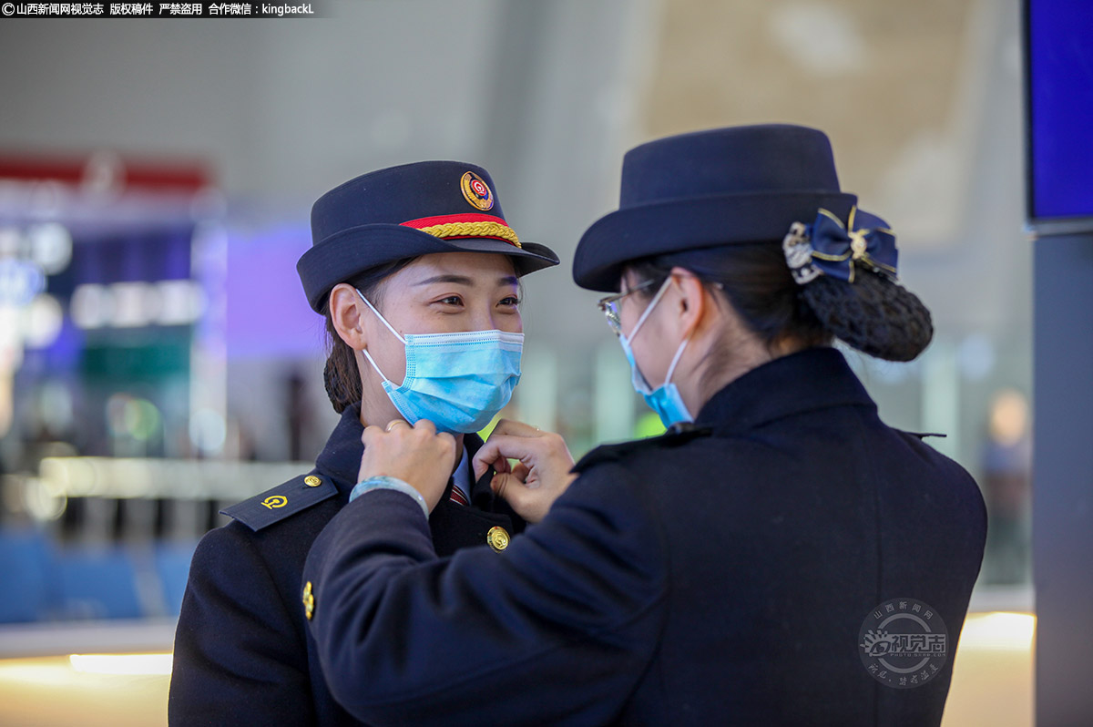      来自太原的张慧敏是郑太高铁武乡站的一名工作人员。当天是郑太高铁正式开通的第一天，上岗前，同事帮她整理着装，以最好的姿态迎接首批乘客。