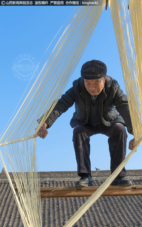      周福合，家住运城市夏县裴介镇鲁因村，做挂面也已经有40多年，现年67岁的他，依旧有过人的身手，身在高处的他，熟练的抻面、挂面、晒面，让人心生敬意。