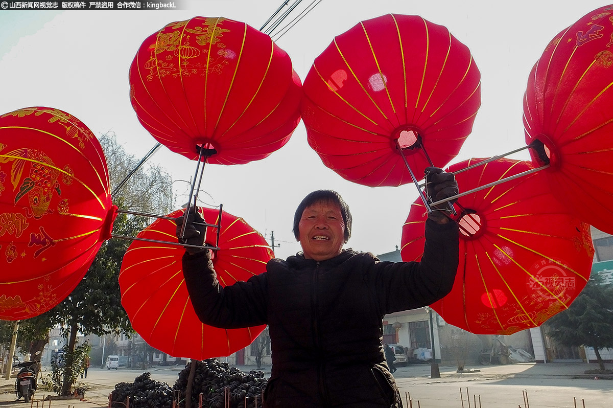      据村民介绍，每年他们都会提早准备，备足货源，供应节日市场。虽然灯笼的样式基本一样，但图案、字体等每年更新，架子也用钢丝替换原来的竹料，这样的灯笼，更美观、饱满、圆润。