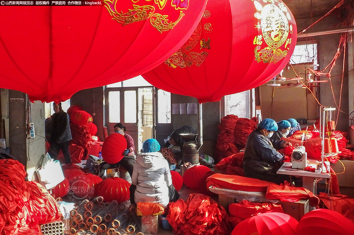      杨赵村的灯笼制作历史悠久，从上世纪90年代由硬灯笼转变为可折叠的软灯笼，用途也由单纯的照明发展为可供观赏的文化灯笼。近年来，除了传统的红灯笼畅销外，各式各样的主题灯笼也很受青睐。