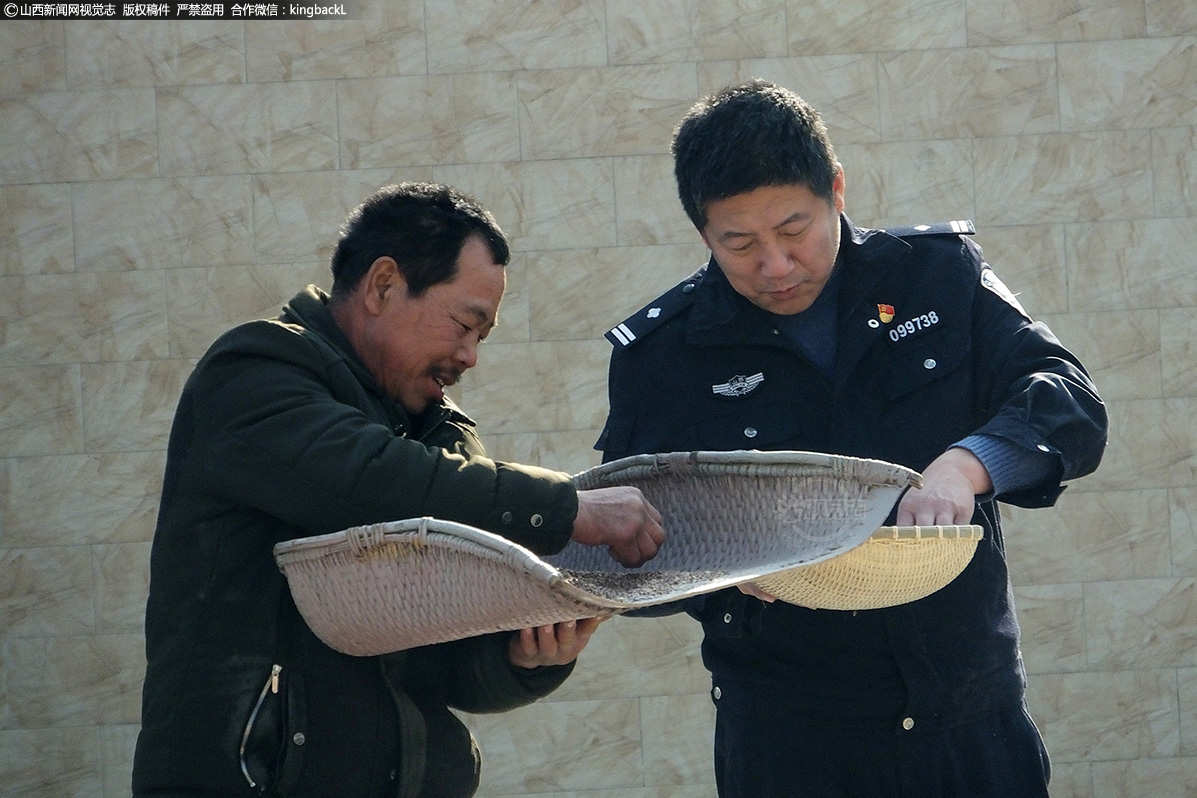      张卫东，今年47岁，是新绛县交警大队驻古交镇闫家庄村的第一书记。闫家庄村57岁的建档立卡贫困户卫子瑞（左）同他在扶贫车间忙活着挑拣扶贫产品黑小麦，准备着磨面。
