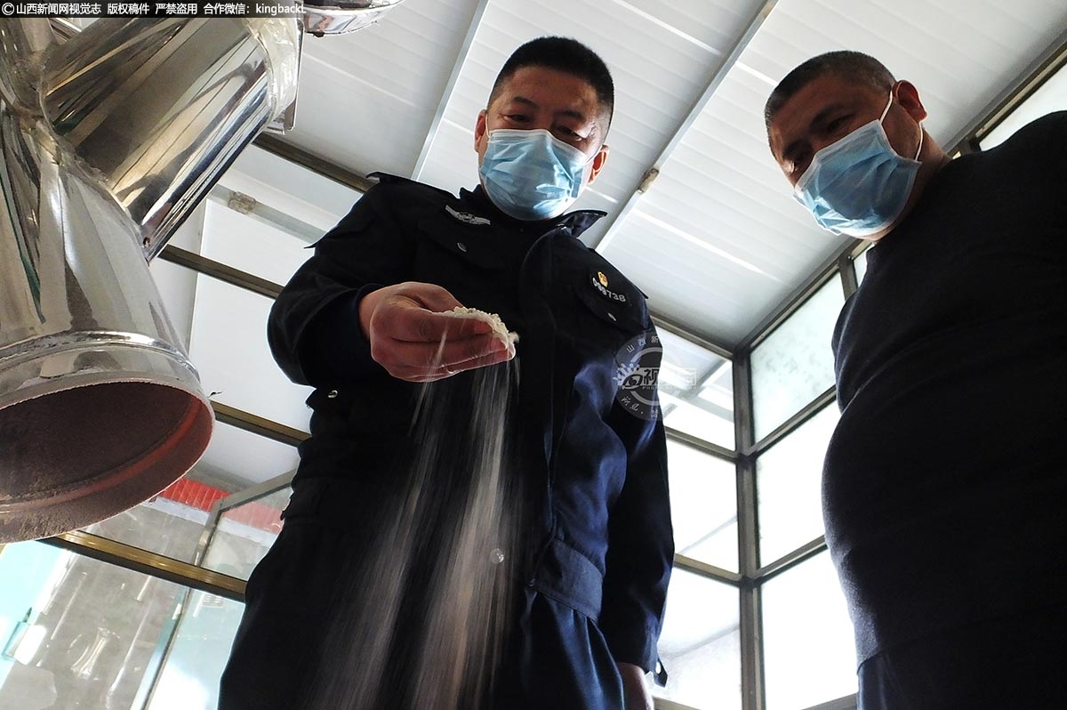      张卫东和村干部在新建的扶贫车间调试完石磨面粉机后，查看磨出的面粉质量。面粉好坏与否关系到黑小麦的品牌，也关系到整个村的生计。