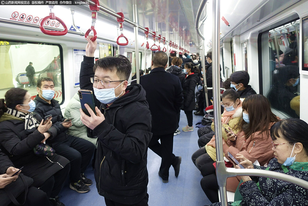      市民们在飞速行驶的地铁上，不停的用手机拍照打卡，喜悦的心情溢于言表，老百姓用自己的行动助力太原地铁开通。