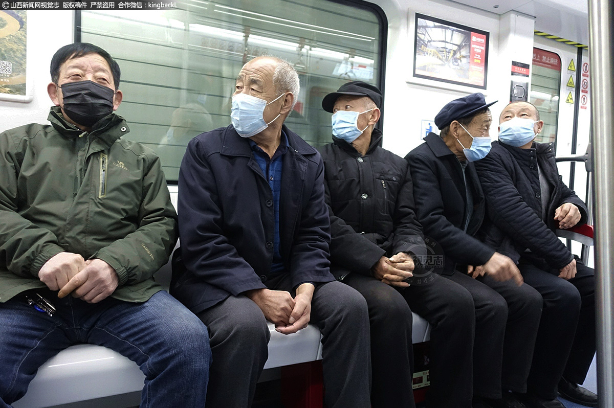      五位老人结伴而行，也体验了一下太原飞一般的速度。老人们开心的笑着，想到以后在太原出行，也能如此之快，他们也按奈不住自己激动的心情。