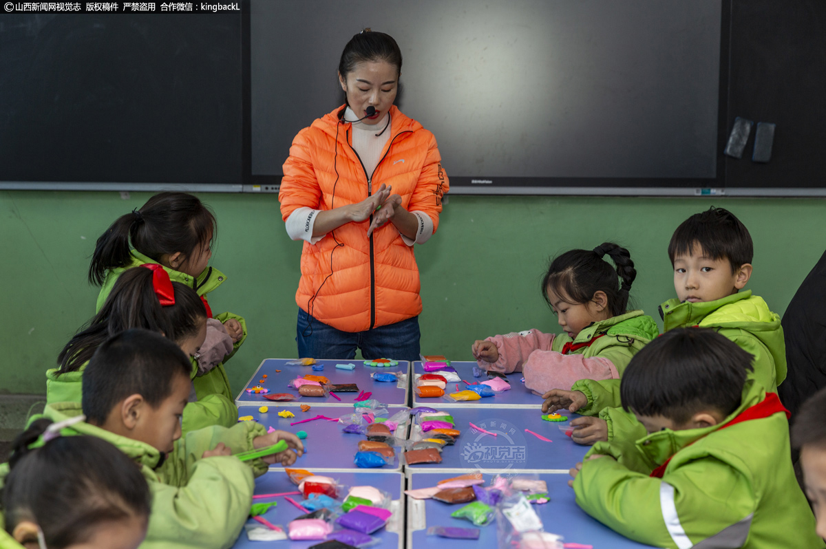      五颜六色的彩泥中蕴藏着孩子们五彩斑斓的梦，每到周四下午，彩泥社团的33名学员就相约在一（5）班教室，进行彩泥创作。通过四个月的学习，孩子们已由最初的基本形状练习，发展到可以做一些简单的动物、水果、蔬菜等作品。愉快的彩泥制作，帮助孩子们有效的疏解学习压力，培养乐观进取、敢于尝试的精神，让孩子们成为快乐、自信的小精灵。