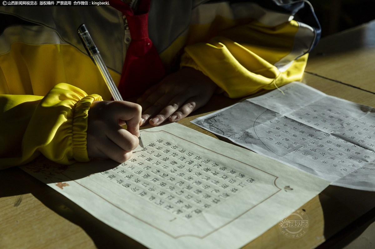      汉字是我们中国的文字，是我们学习交流的工具，我们每个中国人都应该把汉字写正确，写美观。作为一名小学生，从小就要写好每一个汉字。学校有两个钢笔字社团班，共有成员80多名，分别来自三至六年级的书法爱好者。同时还聘请了专业的书法教师，在指导学生的正确坐姿、执笔姿势的基础上，着重指导学生写好汉字基本笔画，初步掌握汉字的间架结构，感受汉字的形体美。经过一学期的练习，社团成员书写水平均有不同程度的提高。